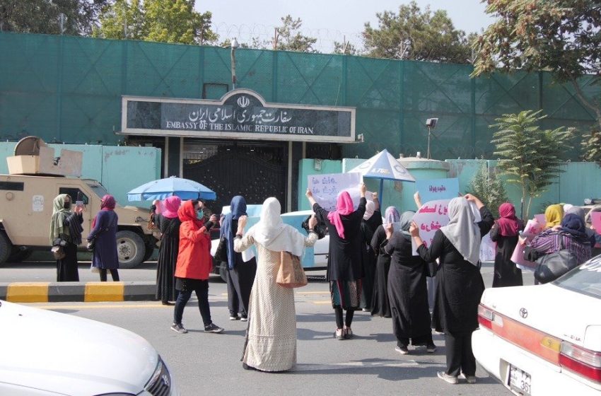  مهسا امینی؛ اعتراض شماری از زنان در برابر سفارت ایران در کابل