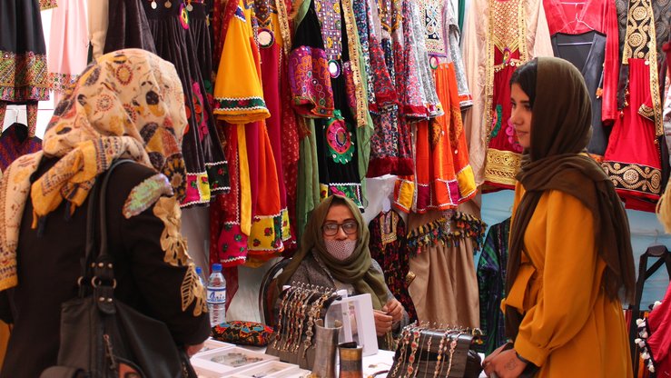  صنایع دستی زنان افغانستان؛ بازار کم درامدی برای زنان که شغل شان را از دست داده اند