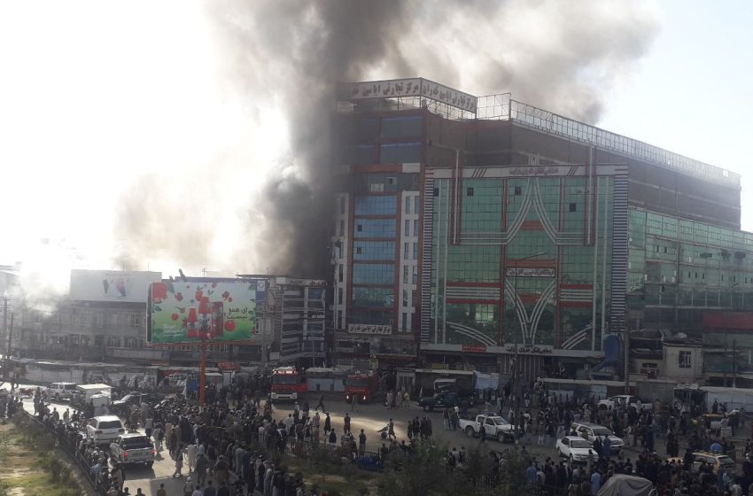  آتش‌سوزی درکوته سنگی کابل؛ بخش زیادی از دکان های مارکت احمدی آتش گرفته است