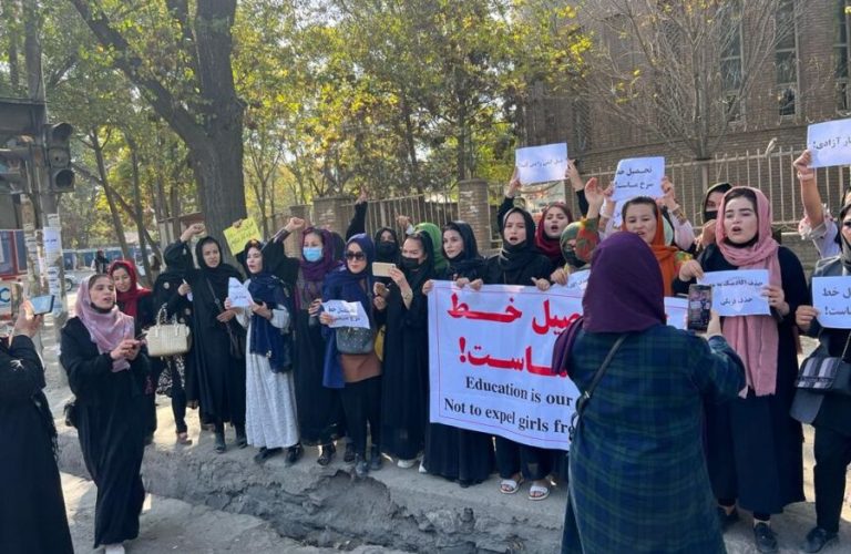  واکنش به اخراج دانشجویان دختر؛ شماری از زنان گردهمایی اعتراضی برگزارکردند