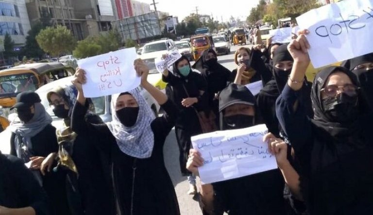 پس از هرات و بامیان؛ شماری از دختران دانشجو در بلخ  راهپیمایی کردند