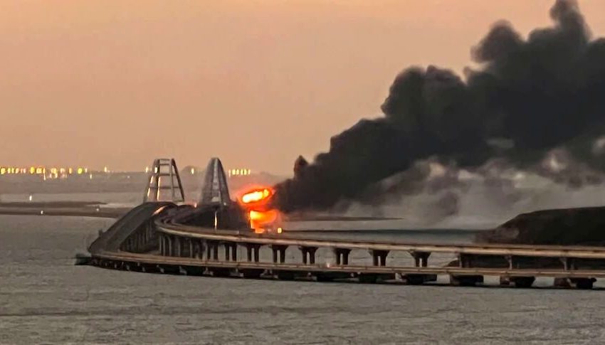  آتش سوزی در پل کریمه؛ یک مشاور زلنسکی خواستار تخریب این پل شد