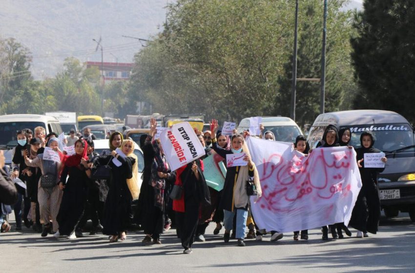  اعتراض شماری از زنان به انفجار دیروز در کابل
