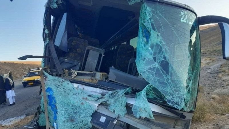  واژگون شدن یک بس مسافربری در فراه یک کشته و بیش از ۳۰ زخمی برجای