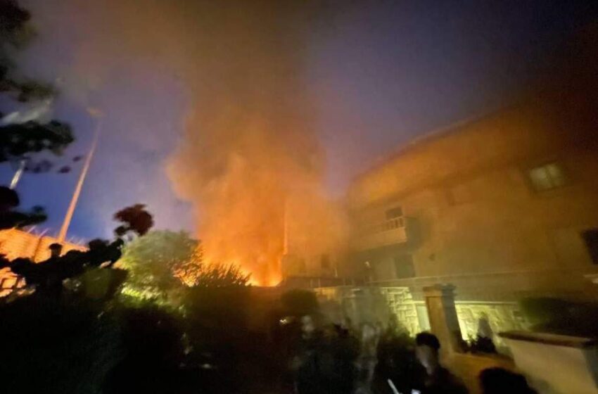  اعتراض کنندگان عراقی سفارت سویدن در بغداد را به آتش کشیدند